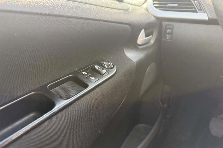 Hvid Peugeot 207 fra 2012