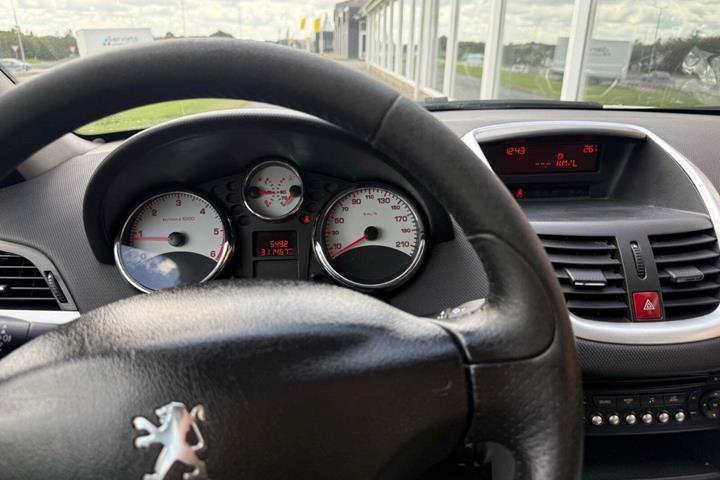 Hvid Peugeot 207 fra 2012