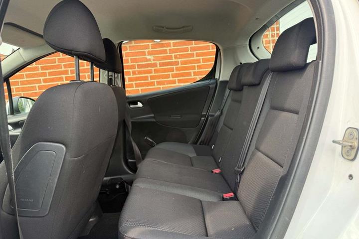 Hvid Peugeot 207 fra 2012