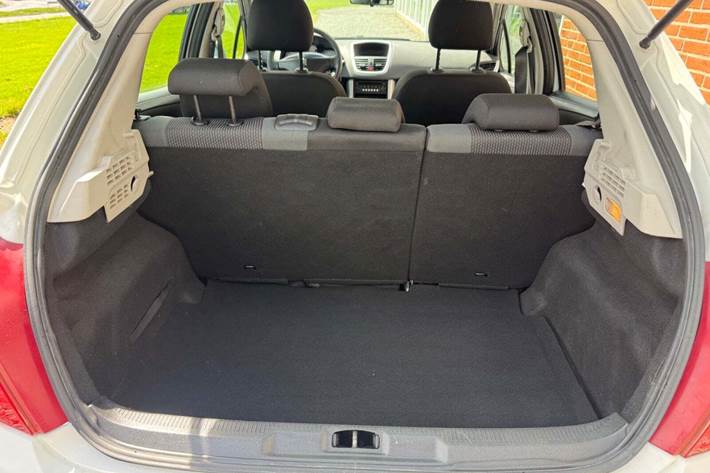 Hvid Peugeot 207 fra 2012