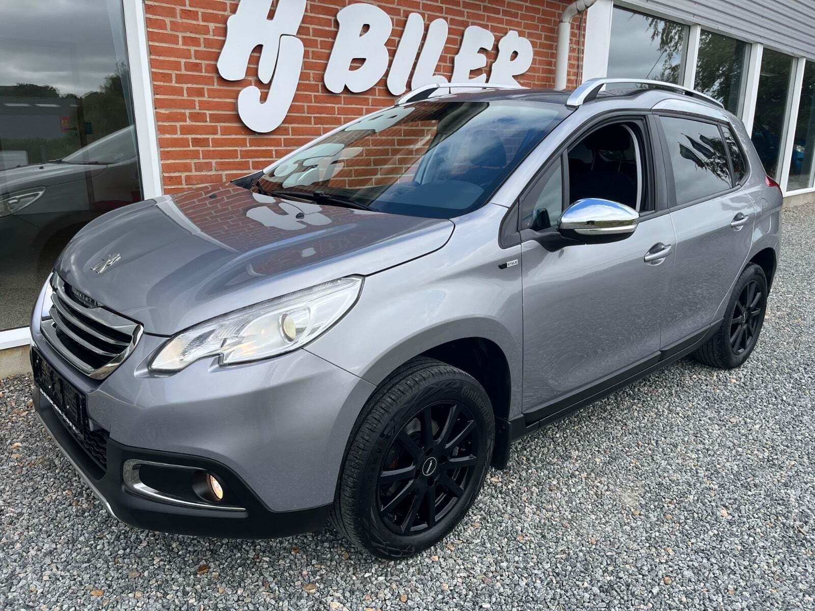 Grå Peugeot 2008 fra 2016 set udefra