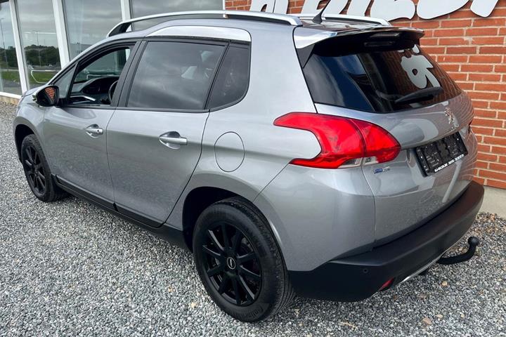 Grå Peugeot 2008 fra 2016