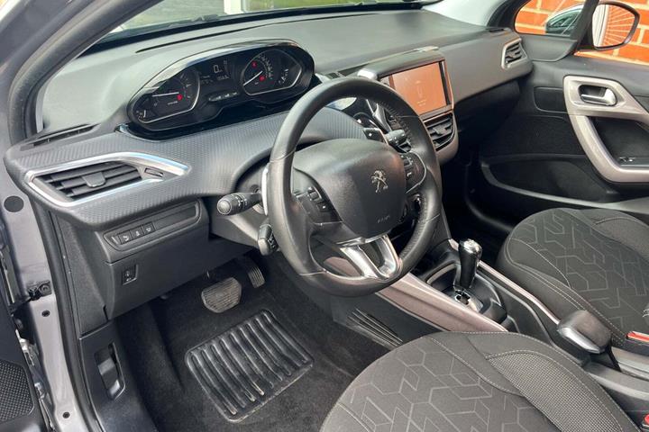 Grå Peugeot 2008 fra 2016