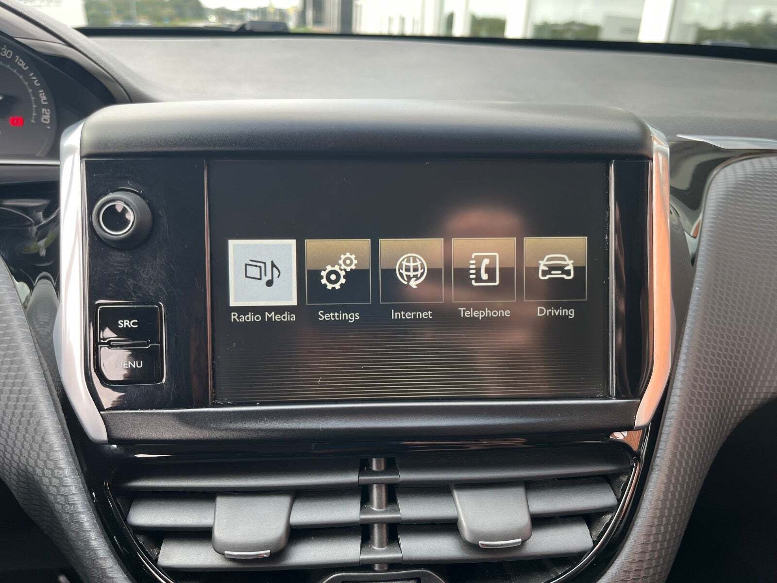 Grå Peugeot 2008 fra 2016