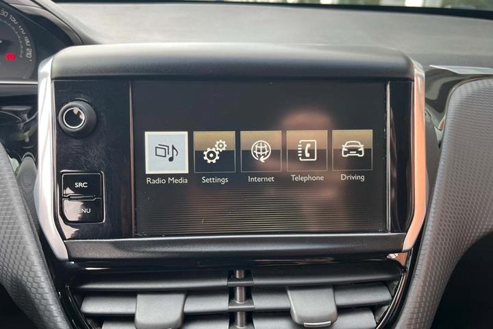 Grå Peugeot 2008 fra 2016