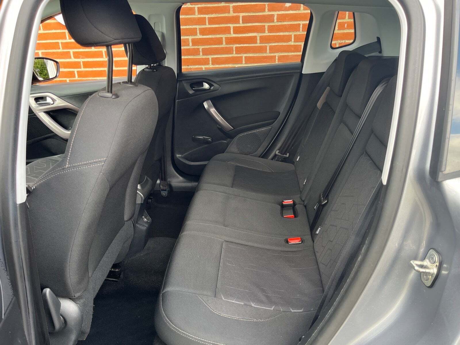 Grå Peugeot 2008 fra 2016