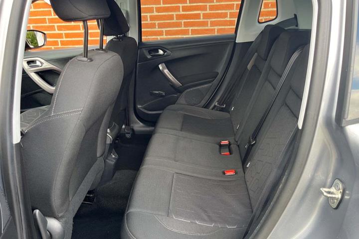 Grå Peugeot 2008 fra 2016
