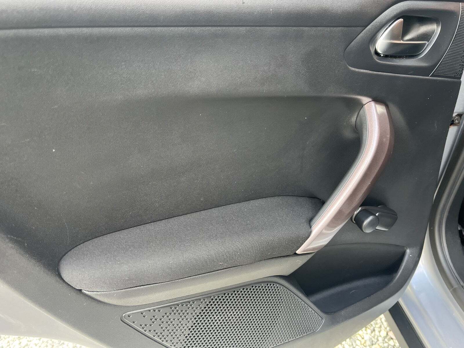 Grå Peugeot 2008 fra 2016