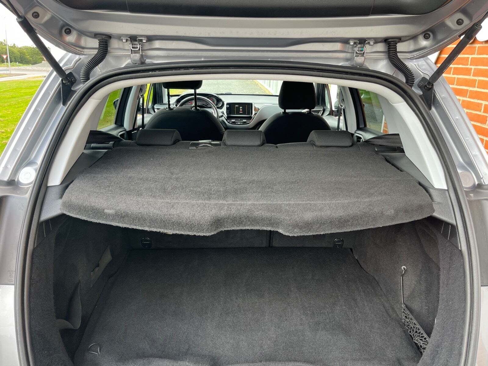 Grå Peugeot 2008 fra 2016