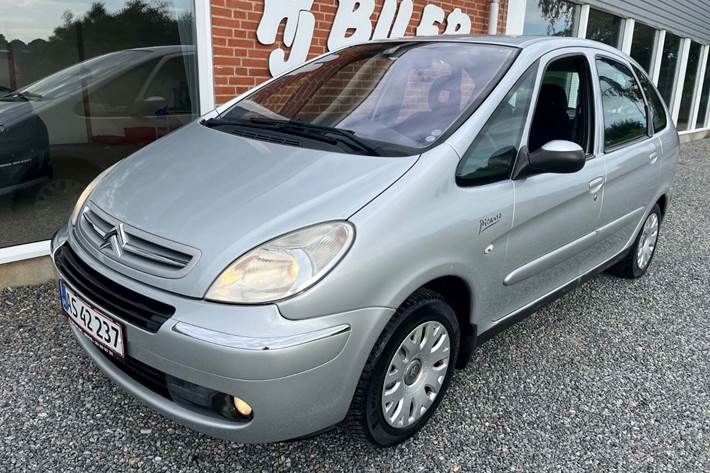 Sølv Citroën Xsara Picasso fra 2006 set udefra
