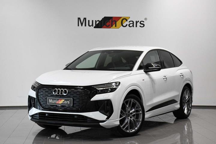 Hvid Audi Q4 e-tron fra 2023 set udefra