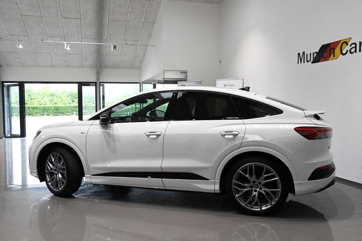 Hvid Audi Q4 e-tron fra 2023