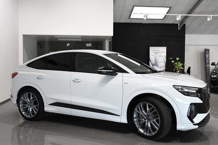 Hvid Audi Q4 e-tron fra 2023