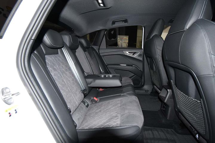 Hvid Audi Q4 e-tron fra 2023