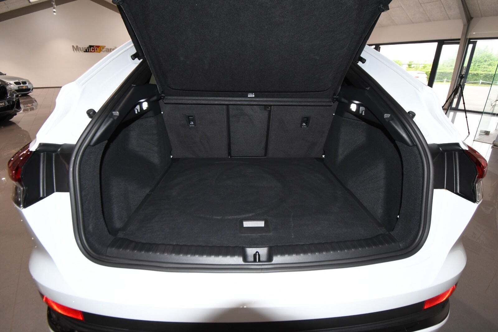 Hvid Audi Q4 e-tron fra 2023