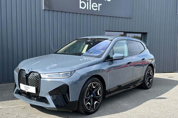Grå BMW iX fra 2022 set udefra