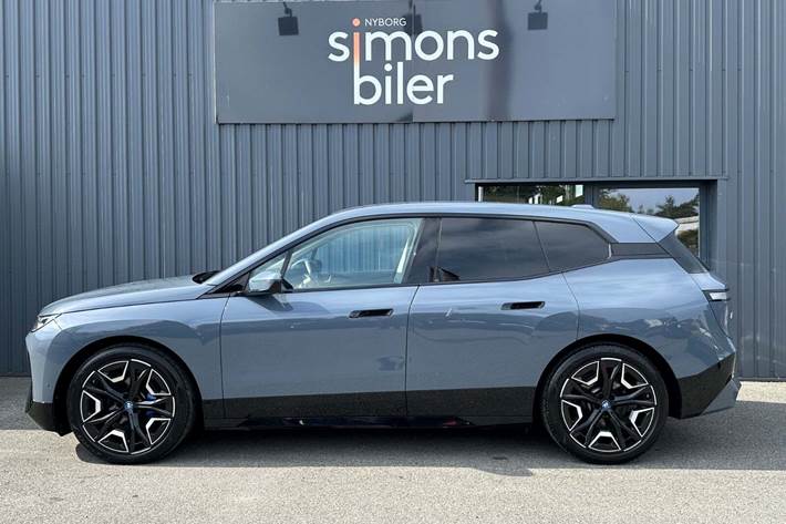 Grå BMW iX fra 2022