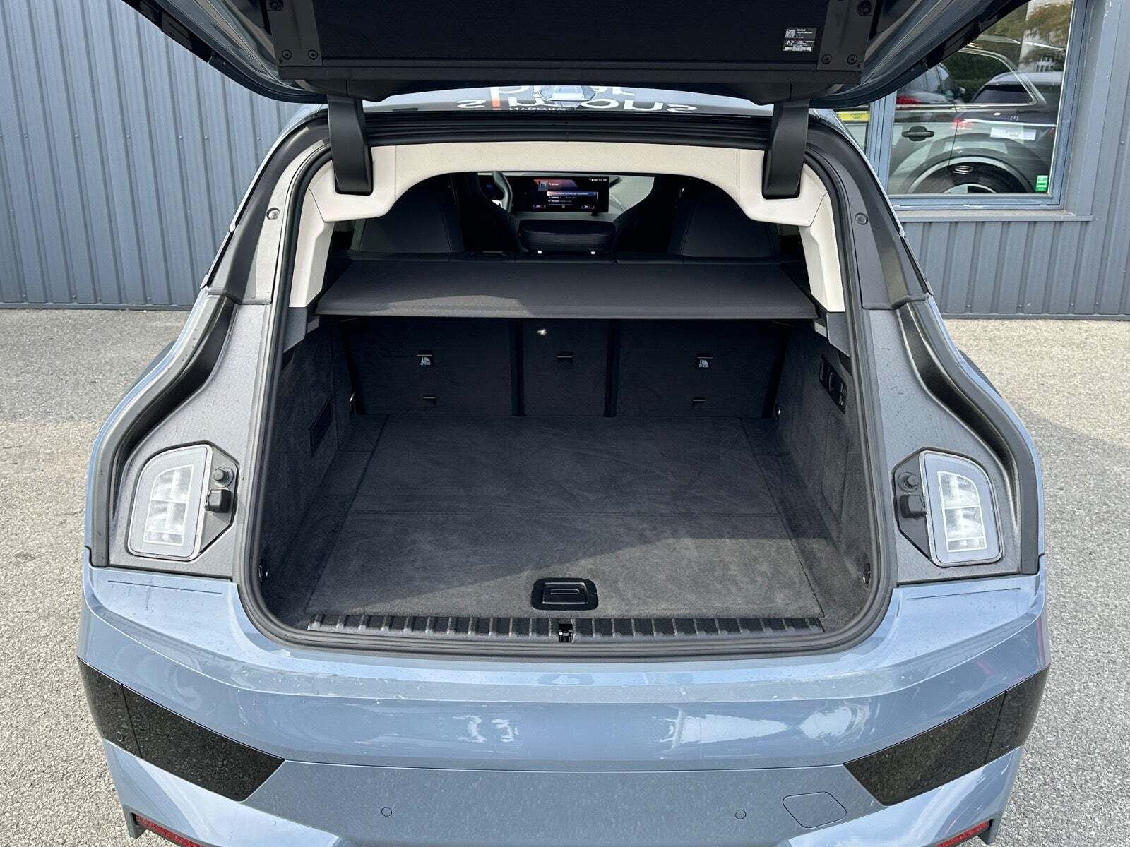 Grå BMW iX fra 2022