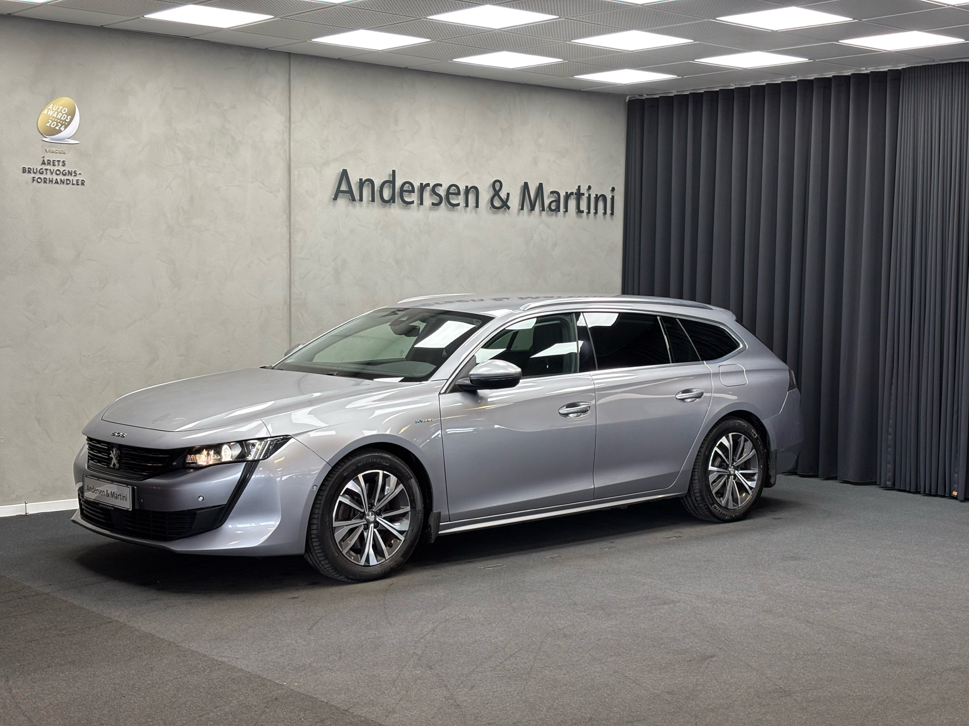 Sølv Peugeot 508 fra 2021 set udefra