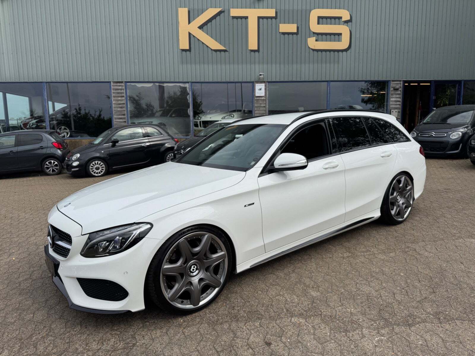 Hvid Mercedes C400 fra 2015