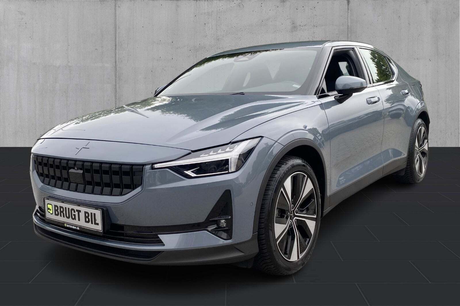 Grå Polestar 2 fra 2024 set udefra