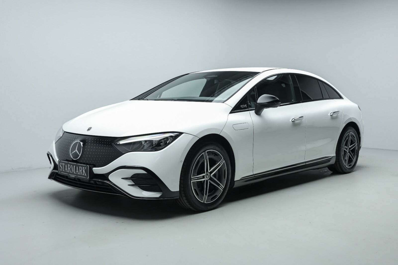 Hvid Mercedes EQE350+ fra 2025 set udefra