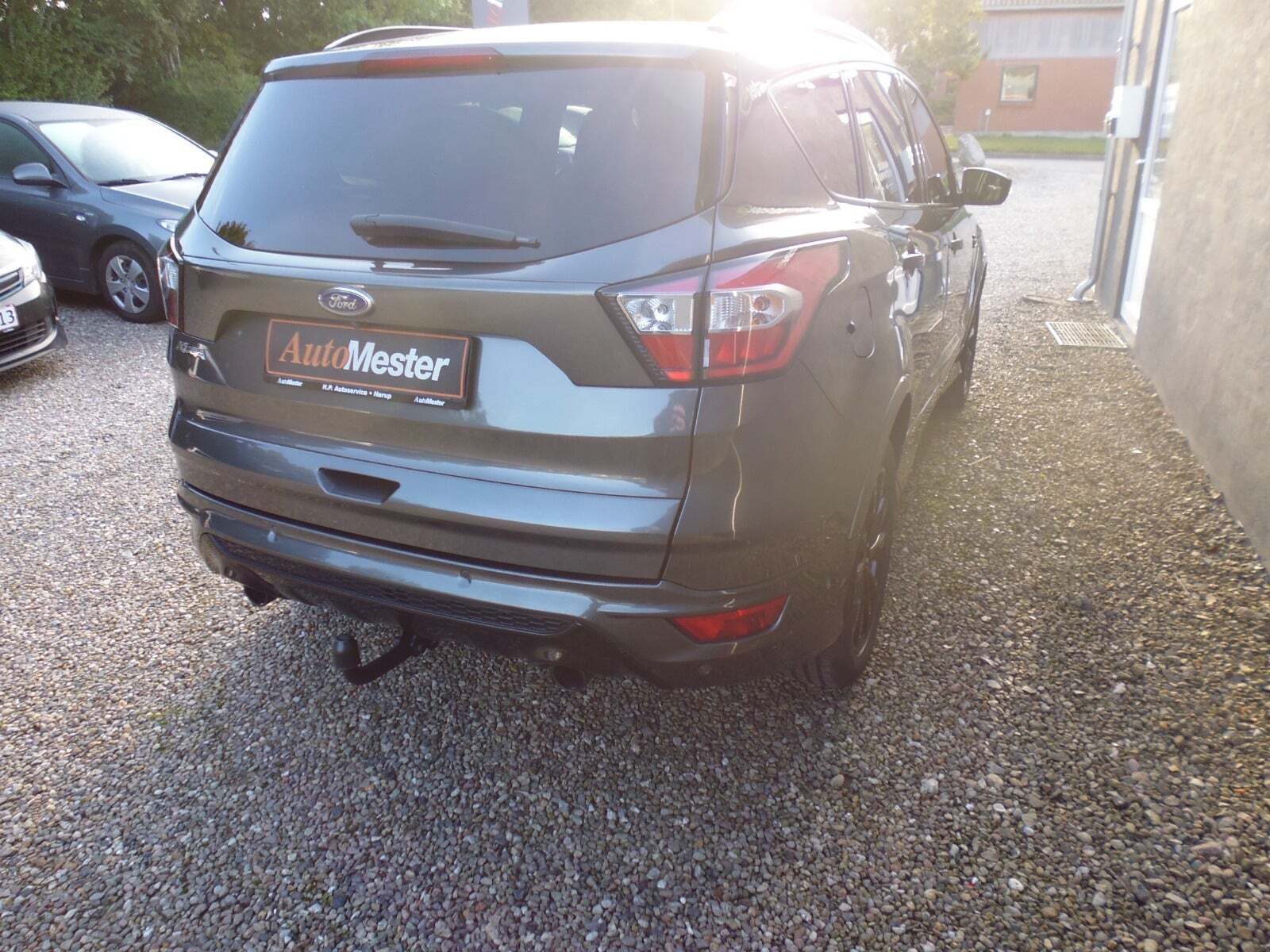 Grå Ford Kuga fra 2019
