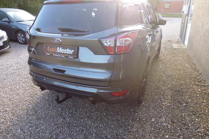 Grå Ford Kuga fra 2019