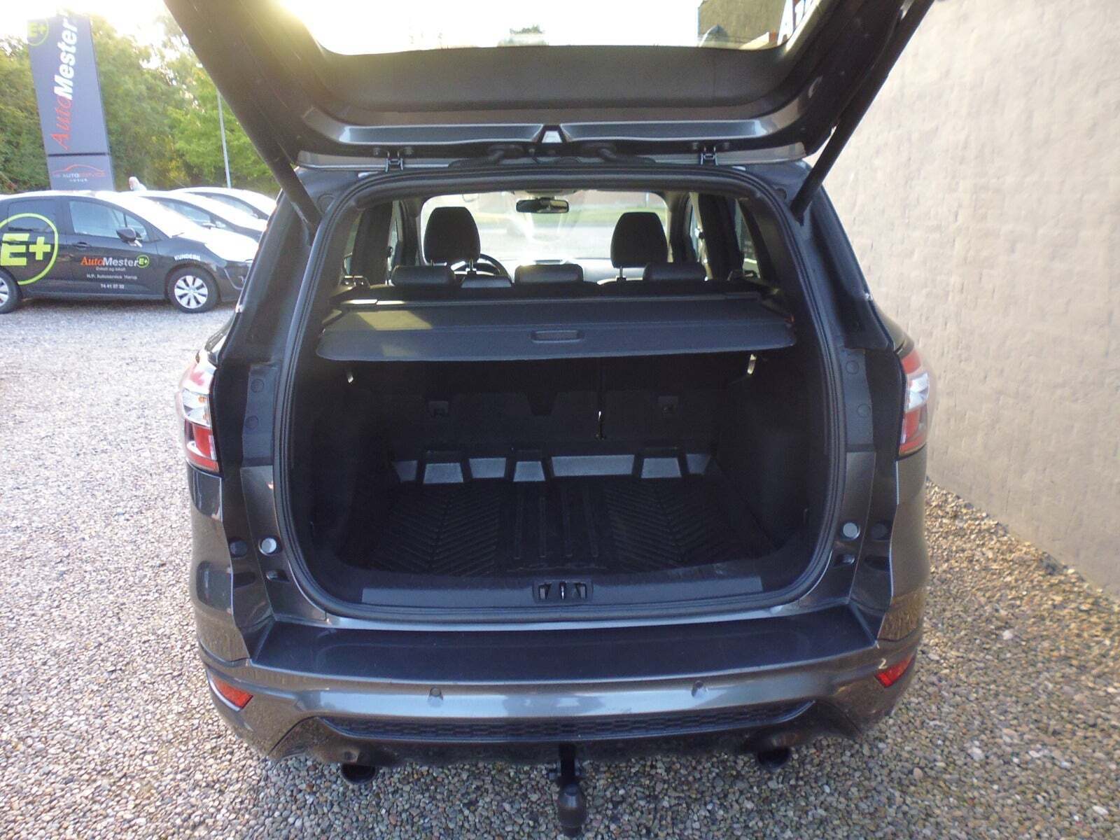 Grå Ford Kuga fra 2019