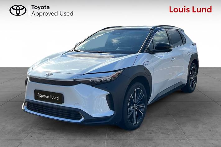 Hvid Toyota BZ4X fra 2025 set udefra