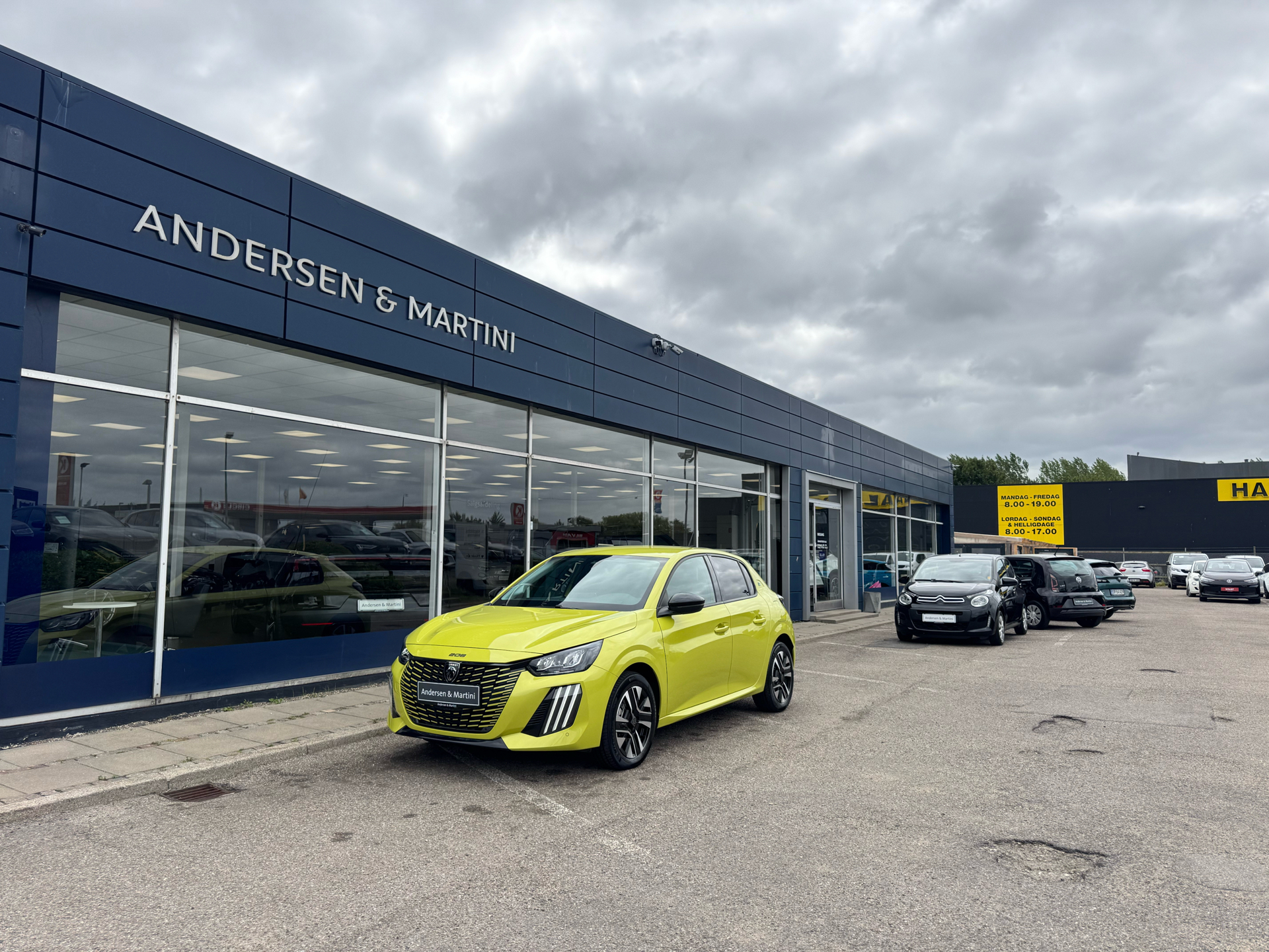 Gul Peugeot e-208 fra 2024