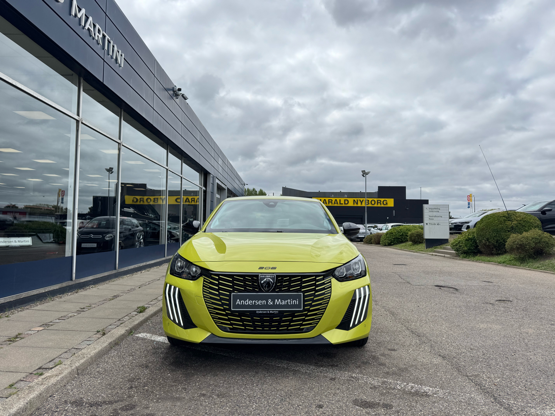 Gul Peugeot e-208 fra 2024