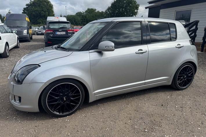 Sølv Suzuki Swift fra 2011 set udefra