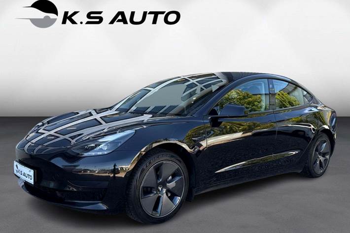Sort Tesla Model 3 fra 2022 set udefra