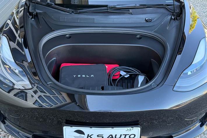 Sort Tesla Model 3 fra 2022