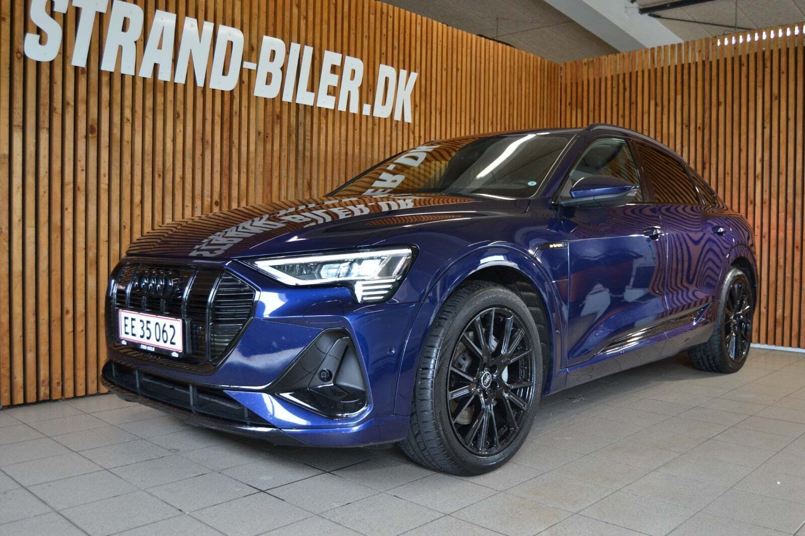 Blå Audi e-tron fra 2021 set udefra
