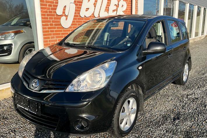 Sort Nissan Note fra 2012 set udefra