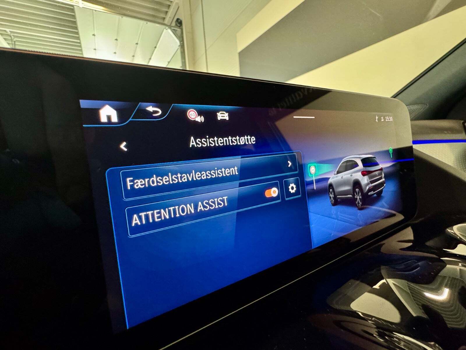 Blå Mercedes EQA300 fra 2024