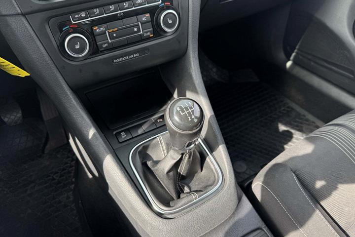 Hvid VW Golf VI fra 2012