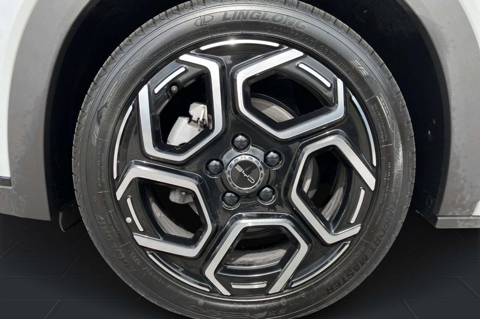 Hvid BYD Dolphin fra 2024 set udefra