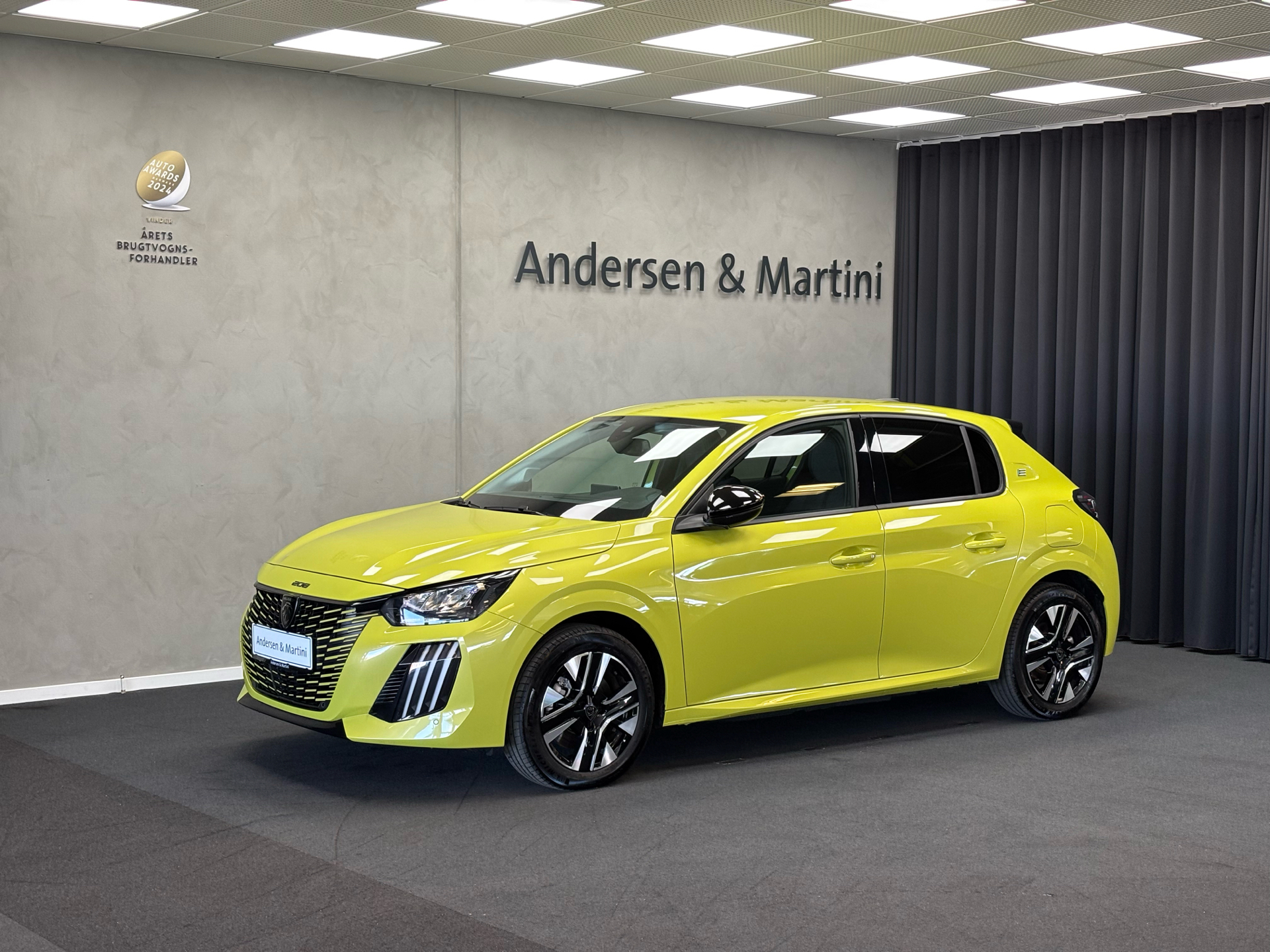 Gul Peugeot e-208 fra 2024