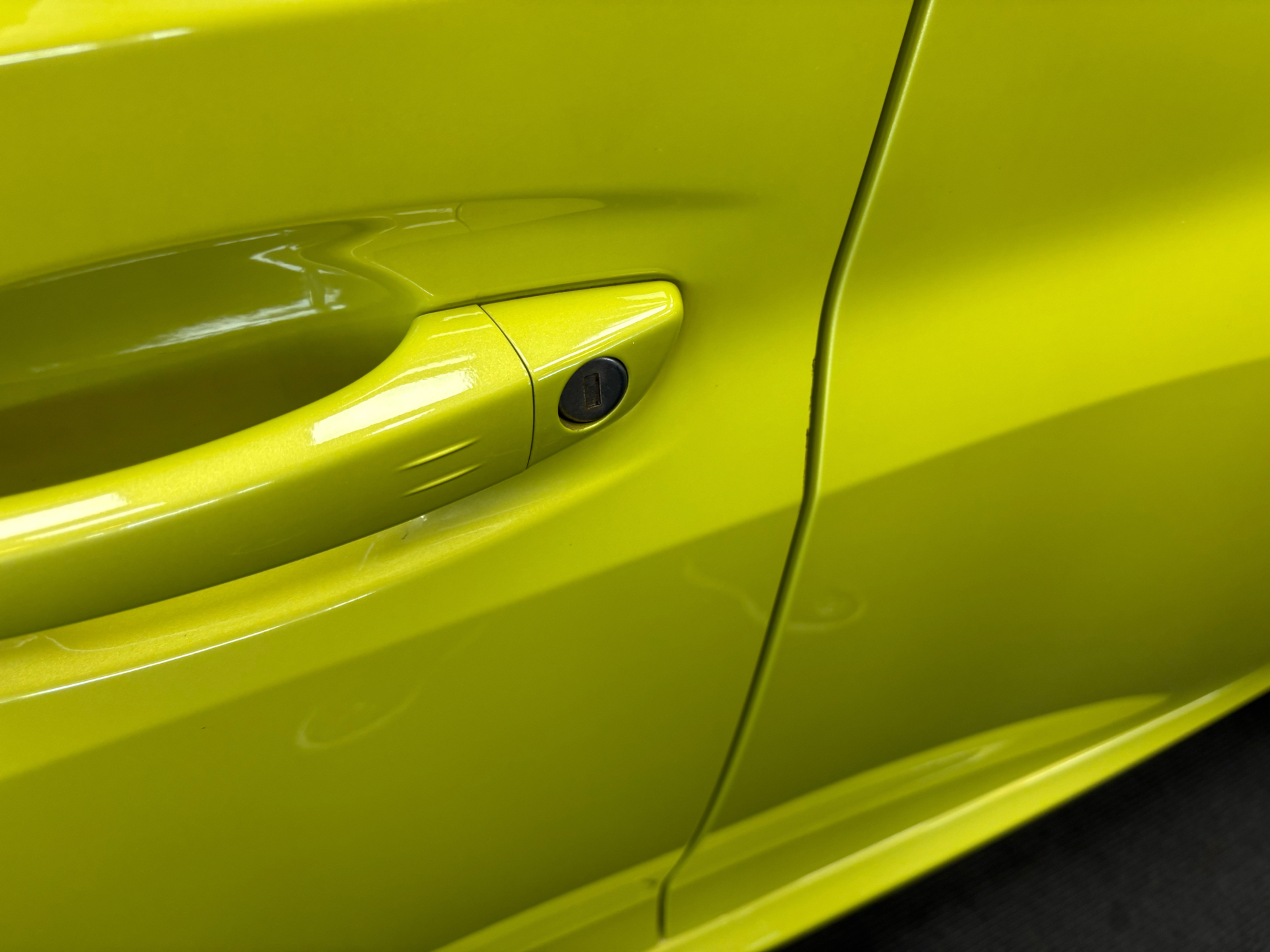 Gul Peugeot e-208 fra 2024