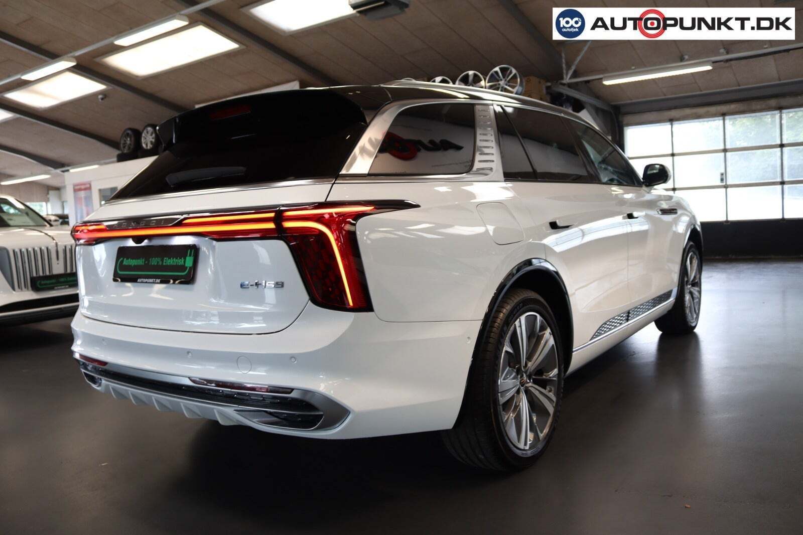 Hvid Hongqi E-HS9 fra 2025