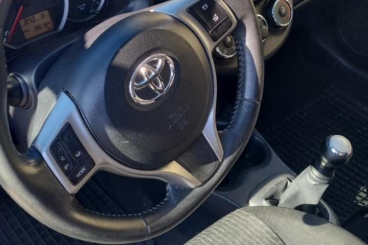 Sort Toyota Yaris fra 2012