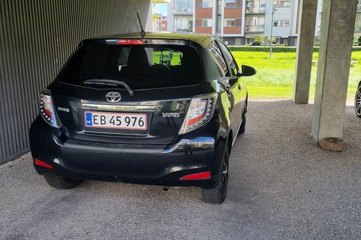 Sort Toyota Yaris fra 2012