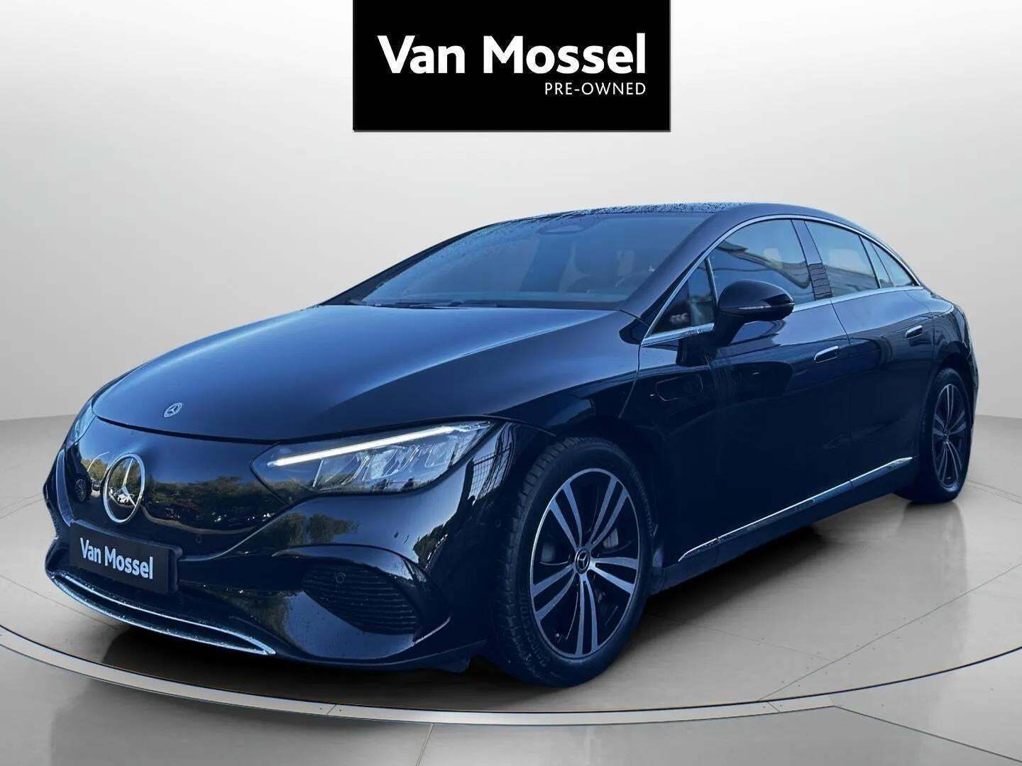 Sort Mercedes EQE350 fra 2023 set udefra