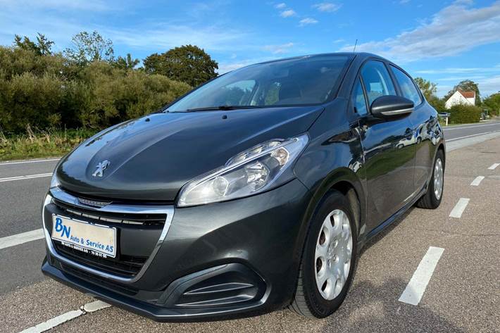 Grå Peugeot 208 fra 2016 set udefra