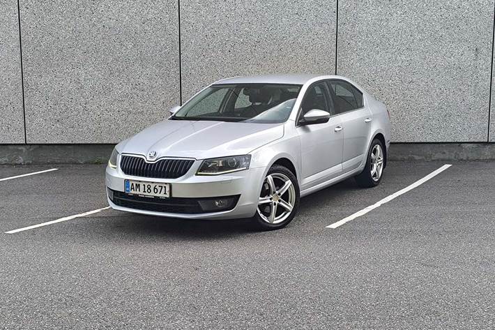Sølv Skoda Octavia fra 2014 set udefra