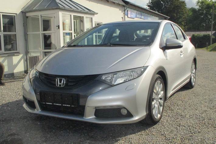 Sølv Honda Civic fra 2012 set udefra