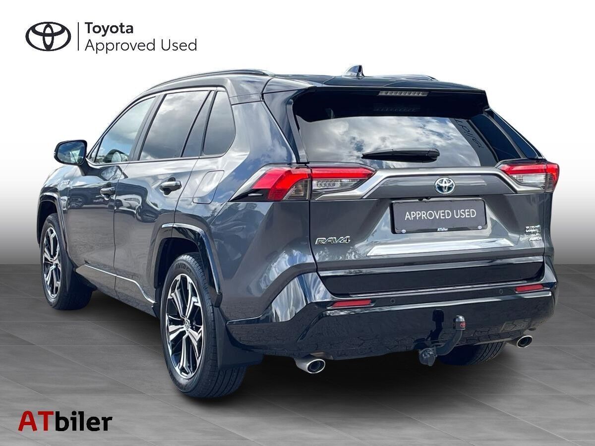 Sort Toyota RAV4 Plug-in fra 2023
